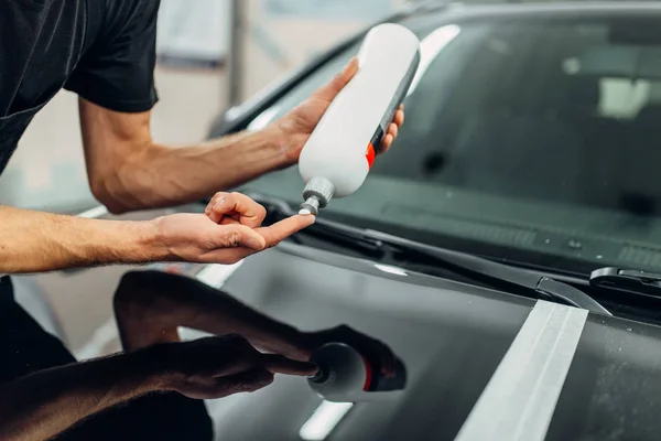 Pessoa Masculina Com Pasta Polimento Carro Auto Detalhando Estação Lavagem — Fotografia de Stock