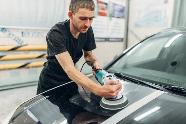 男性与抛光机准备恢复汽车的油漆 洗车站的汽车细节 — 图库照片