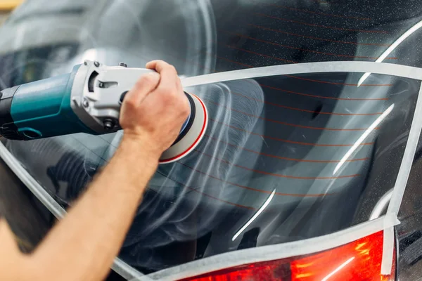 使用抛光机的工作人员将车窗上的雨刮器刀片上的轨道移除 自动详细说明洗车服务 — 图库照片