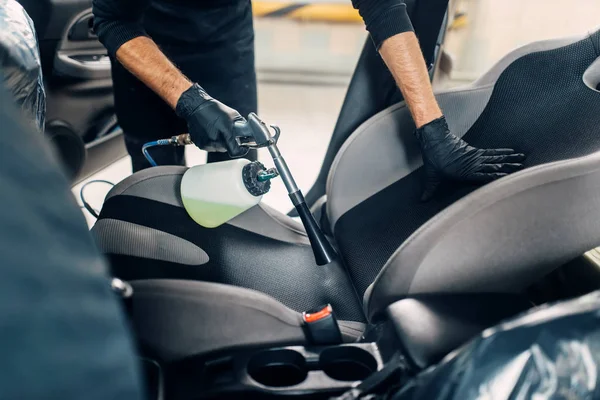 汽车内饰的专业干洗 洗车服务 男性工人戴手套使用喷雾 — 图库照片