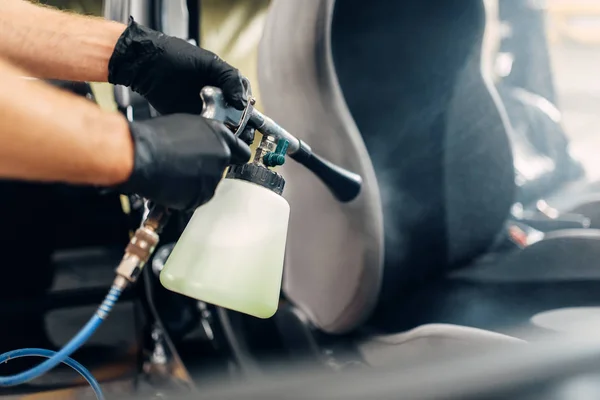 Professionelle Chemische Reinigung Von Autositzen Autowäsche Männliche Arbeiter Handschuhen Mit — Stockfoto