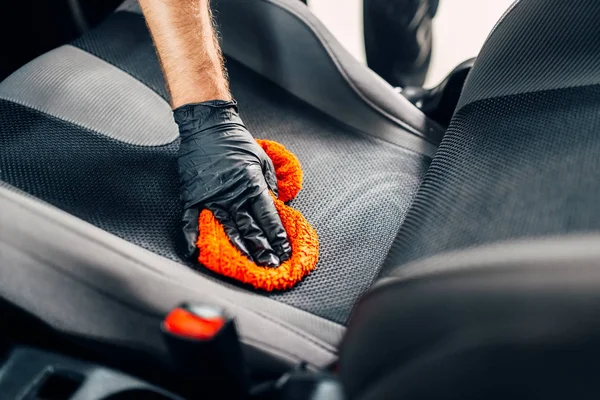 专业的汽车座椅化学清洗与勺子 洗车服务 男性工人戴手套使用特殊代理 — 图库照片