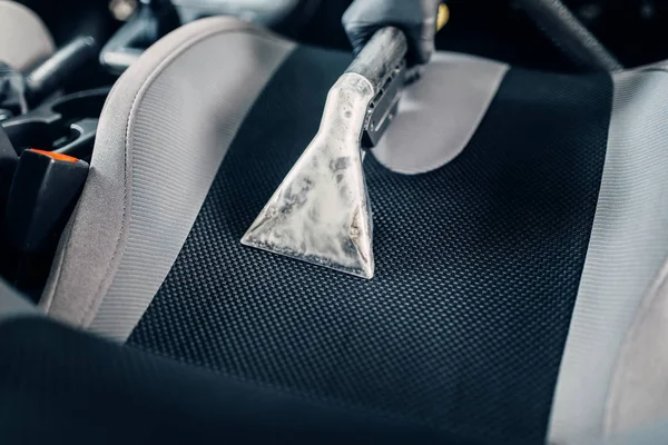 Carwash Dienst Mannelijke Werknemer Handschoenen Verwijdert Stof Vuil Professionele Stomerij — Stockfoto