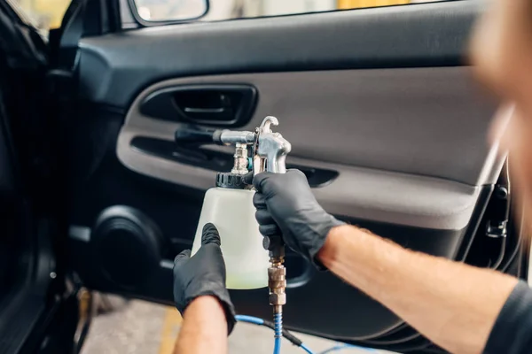 洗车服务 男工人在手套使用特殊的喷雾 专业的汽车车门装饰干洗 汽车内饰卫生 — 图库照片