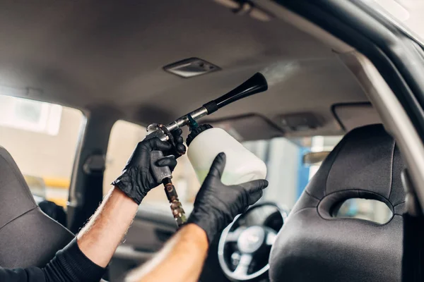 洗车服务 男工人在手套使用特殊的喷雾 专业的汽车天花板覆盖物干洗 汽车内部卫生 — 图库照片