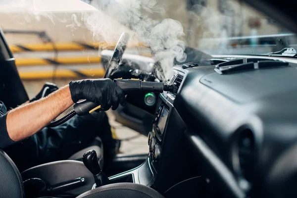 Autowaschservice Männlicher Arbeiter Handschuhen Der Staub Und Schmutz Mit Dampfreiniger — Stockfoto