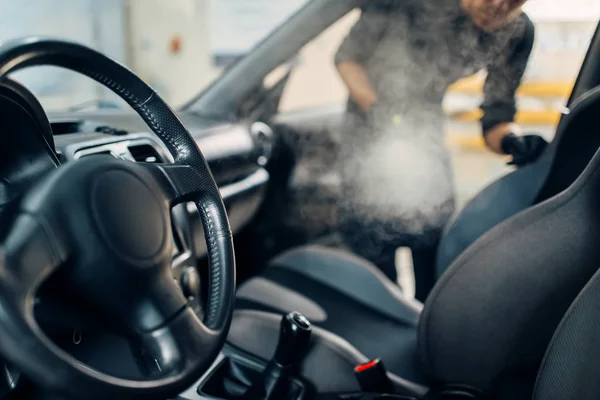 Professionelle Chemische Reinigung Des Autosalons Mit Dampfreiniger Autowaschservice Fahrzeugsalonhygiene Männlicher — Stockfoto