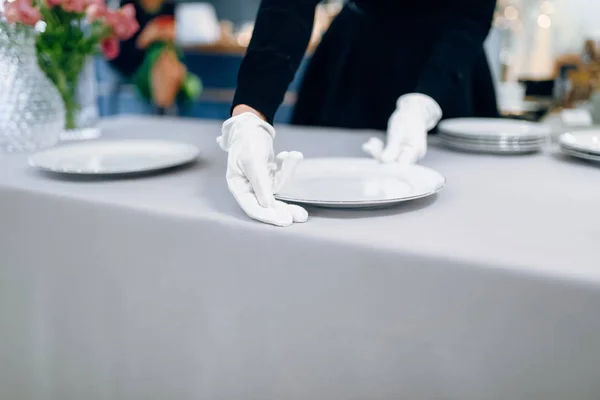 Camarera Pone Los Platos Para Banquete Mesa Servicio Servir Decoración —  Fotos de Stock