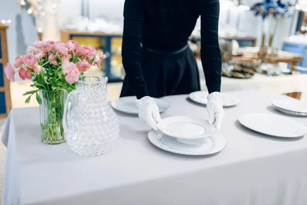 Cameriera Mette Piatti Banchetto Tavola Apparecchiata Servizio Servizio Decorazione Festiva — Foto Stock