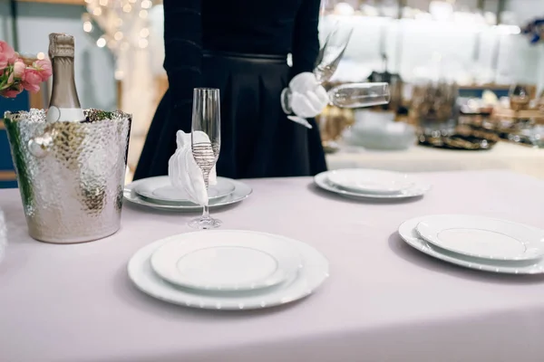 Cameriera Mette Bicchieri Mangiare Apparecchiare Tavola Servizio Servizio Decorazione Festiva — Foto Stock