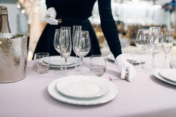 Camarera Guantes Pone Cuchillo Mesa Puesta Servicio Servir Decoración Cena —  Fotos de Stock