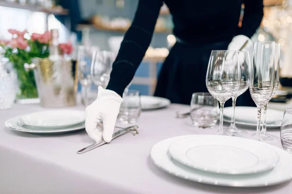 Serveerster Handschoenen Zet Het Mes Tabel Instellen Serveren Service Feestelijk — Stockfoto