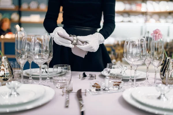 服务员拿着一瓶香槟 摆好桌子 服务服务 节日晚餐装饰 — 图库照片