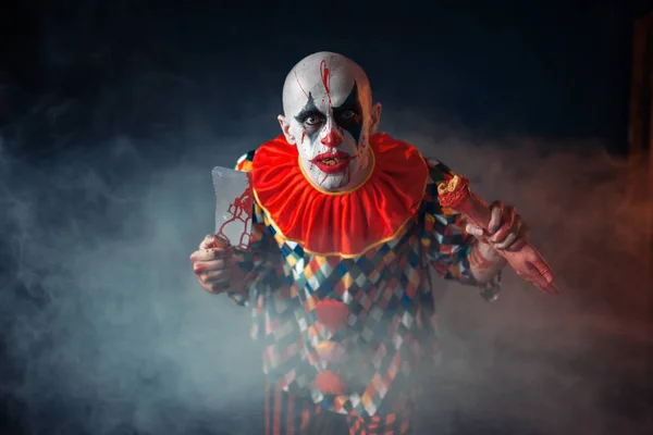疯狂的小丑与切肉刀和棒球棒 马戏团恐怖 化妆在狂欢节服装的男人 疯狂的疯子 — 图库照片