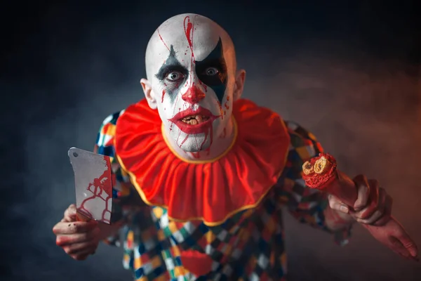 Galna Blodig Clown Med Kött Köttyxa Och Mänsklig Hand Mannen — Stockfoto