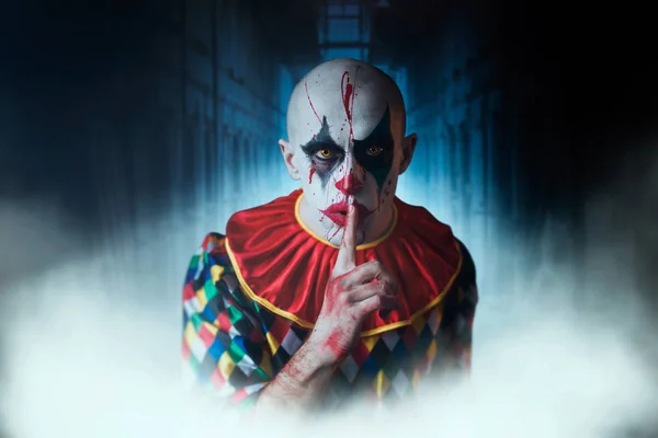 Porträttet Galna Blodig Clown Visar Lugn Tecken Ansikte Blod Mannen — Stockfoto