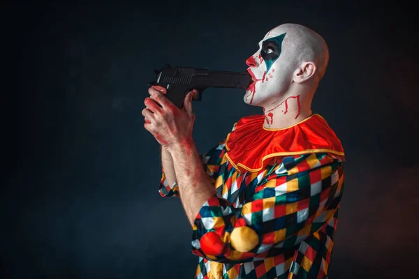 Сумасшедший Клоун Пистолетом Рту Цирковой Ужас Человек Макияжем Карнавальном Костюме — стоковое фото