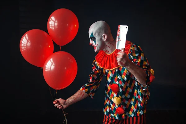 Skrämmande Blodig Clown Med Kött Köttyxa Och Luft Ballonger Smyga — Stockfoto