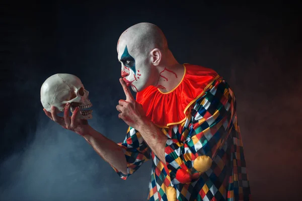 Portret Van Gekke Bloedige Clown Toont Het Rustige Teken Schedel — Stockfoto