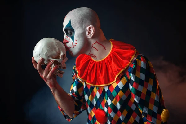 Божевільний Клоун Тримає Людський Череп Жах Чоловік Макіяжем Карнавальному Костюмі — стокове фото