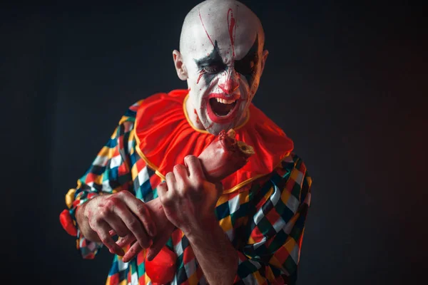 Gekke Bloedige Clown Houdt Menselijke Hand Vinger Zijn Tanden Man — Stockfoto