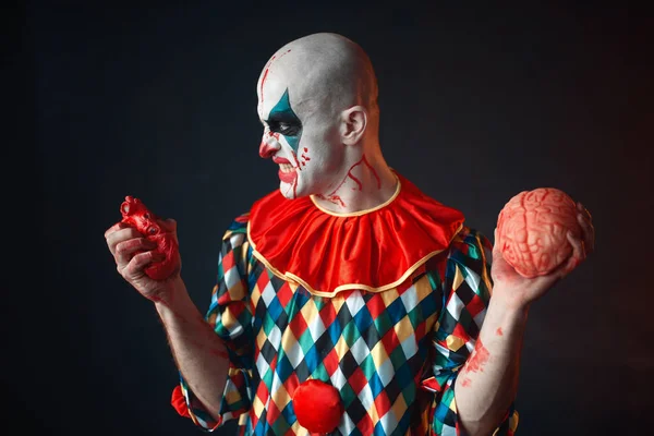 Gekke Bloedige Clown Houdt Menselijk Hart Hersenen Man Met Make — Stockfoto