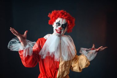 Korkunç lanet palyaço deli gözler ile portresi. Makyaj karnaval kılık, deli manyak adam