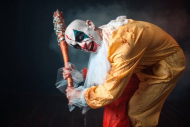 Korkunç lanet palyaço deli gözler ile beysbol sopası tutar. Makyaj karnaval kılık, deli manyak adam