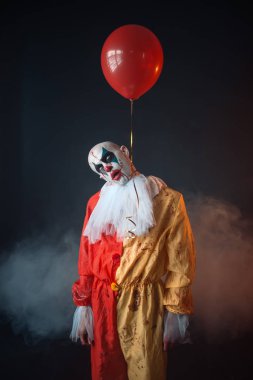 Karnaval kılık makyaj ile deli kanlı palyaço kendini asmış hava balonu, deli manyak, korkunç canavar