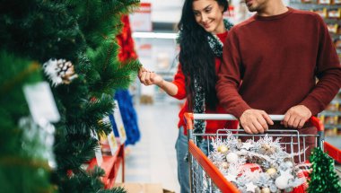 İki Noel ağacı süpermarkette satın alma. Tatil dekorasyon alışveriş, Aralık seçimi