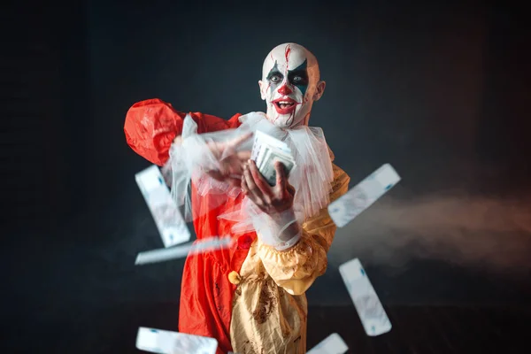 Страшный Чертов Клоун Безумными Глазами Держит Фаната Денег Человек Макияжем — стоковое фото
