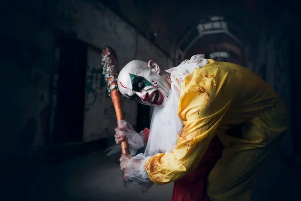 Gruseliger Blutiger Clown Mit Verrückten Augen Hält Baseballschläger Der Hand — Stockfoto