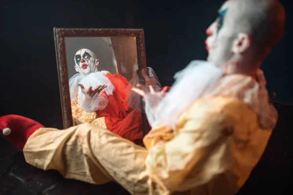 Retrato Aterrador Payaso Sangriento Con Ojos Locos Sentados Espejo Pesadilla — Foto de Stock