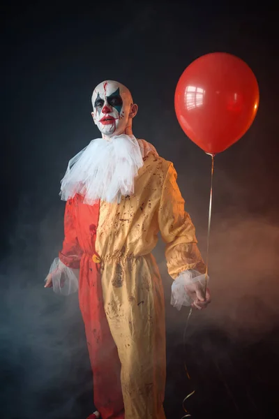 Wahnsinniger Blutiger Clown Mit Make Faschingskostüm Hält Luftballon Verrückter Wahnsinniger — Stockfoto