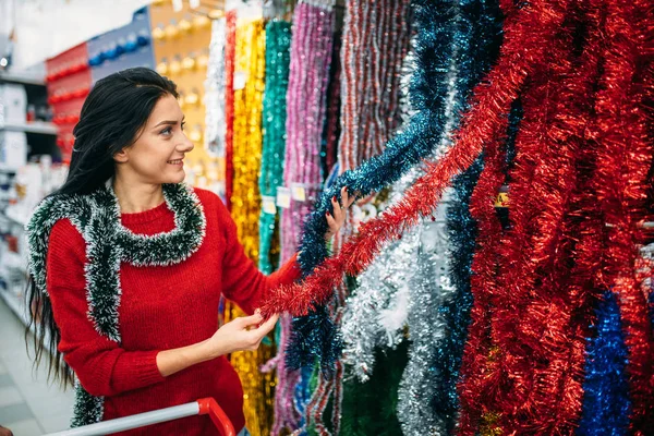 Mujer Joven Eligiendo Vacaciones Guirnalda Esponjosa Compra Decoración Navidad Supermercado —  Fotos de Stock