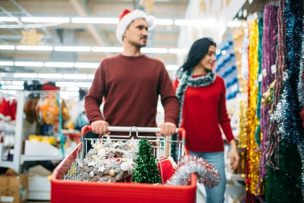 Pareja Joven Que Compra Decoraciones Navideñas Supermercado Tradición Familiar Compras —  Fotos de Stock