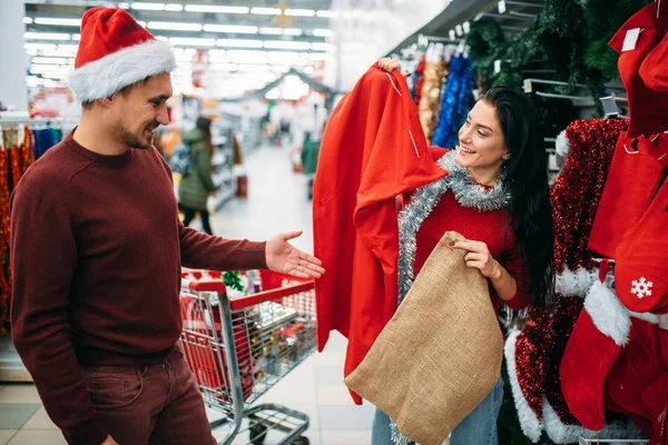 Mutlu Çiftimiz Noel Giysiler Seçmek Süpermarket Aile Geleneği Aralık Ayı — Stok fotoğraf