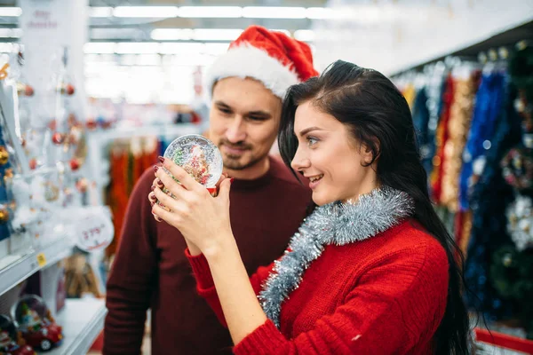 Счастливая Пара Смотрит Рождественский Снежный Шар Супермаркете Семейная Традиция Декабрь — стоковое фото