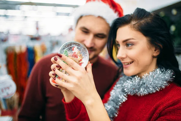 Casal Feliz Olha Globo Neve Natal Supermercado Tradição Familiar Dezembro — Fotografia de Stock