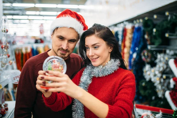 Mutlu Çiftimiz Noel Kar Küresi Süpermarkette Aile Geleneği Üzerinde Görünüyor — Stok fotoğraf