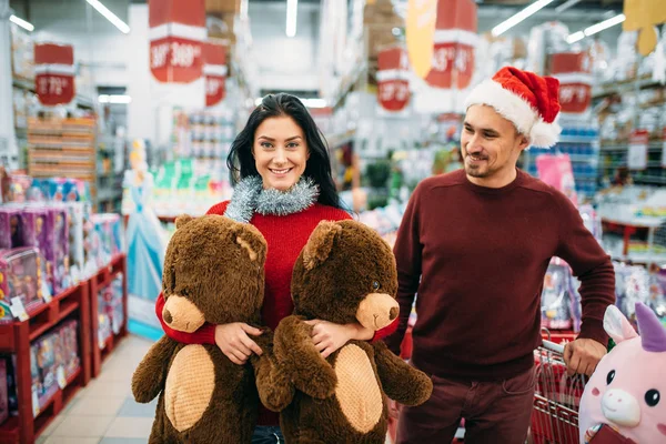 Молодая Пара Двумя Большими Плюшевыми Медведями Покупка Рождественских Подарков Супермаркете — стоковое фото