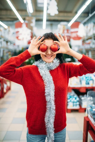 年轻的顽皮夫妇选择圣诞树球在商店 家庭传统 12月假日物品的购物 — 图库照片
