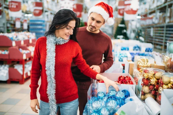 Pareja Comprando Decoraciones Navideñas Tienda Tradición Familiar Las Compras Diciembre —  Fotos de Stock