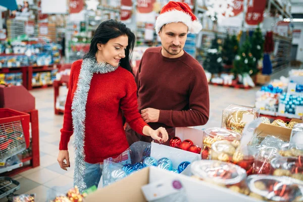 Pareja Comprando Decoraciones Navideñas Tienda Tradición Familiar Las Compras Diciembre —  Fotos de Stock