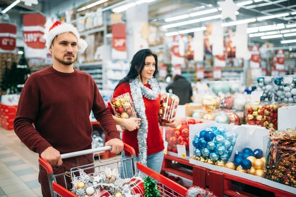 Casal Jovem Comprando Monte Decorações Natal Supermercado Tradição Familiar Dezembro — Fotografia de Stock