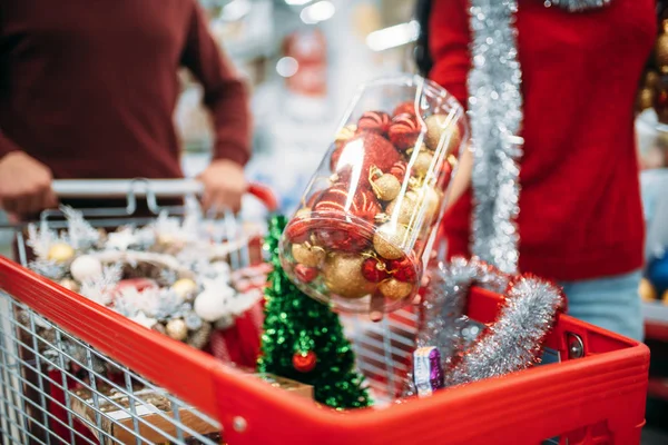 Jeune Couple Mis Dans Panier Décorations Noël Achat Supermarché Tradition — Photo