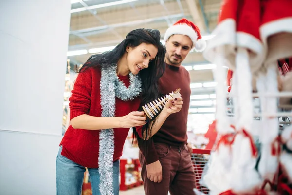 Молодая Пара Выбирает Рождественский Сувенир Супермаркете Семейных Традициях Декабрь Покупки — стоковое фото