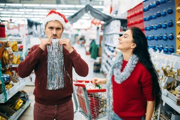 Süpermarket Aile Geleneği Noel Kostümü Satın Alma Bir Çift Aralık — Stok fotoğraf