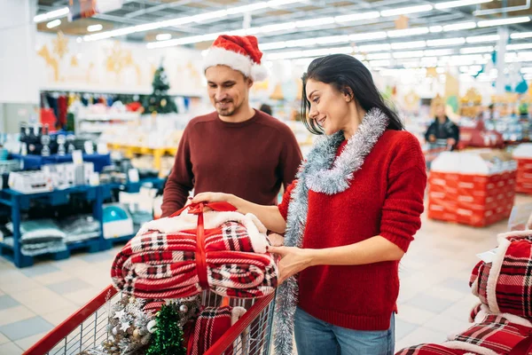 幸福的夫妇在商店里拿着带圣诞玩具的盒子 家庭传统 12月假日物品和装饰品的购物 — 图库照片