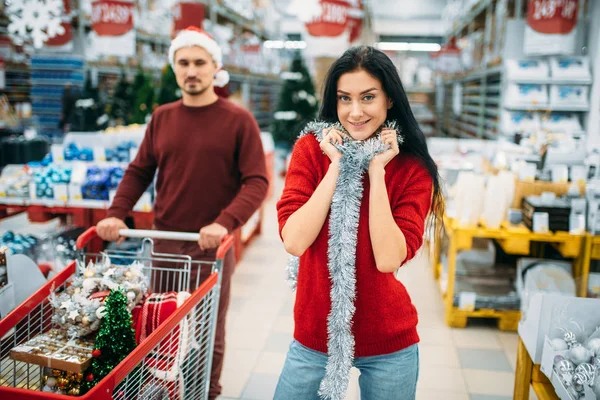 Pareja Joven Con Carro Departamento Decoraciones Navideñas Supermercado Tradición Familiar — Foto de Stock